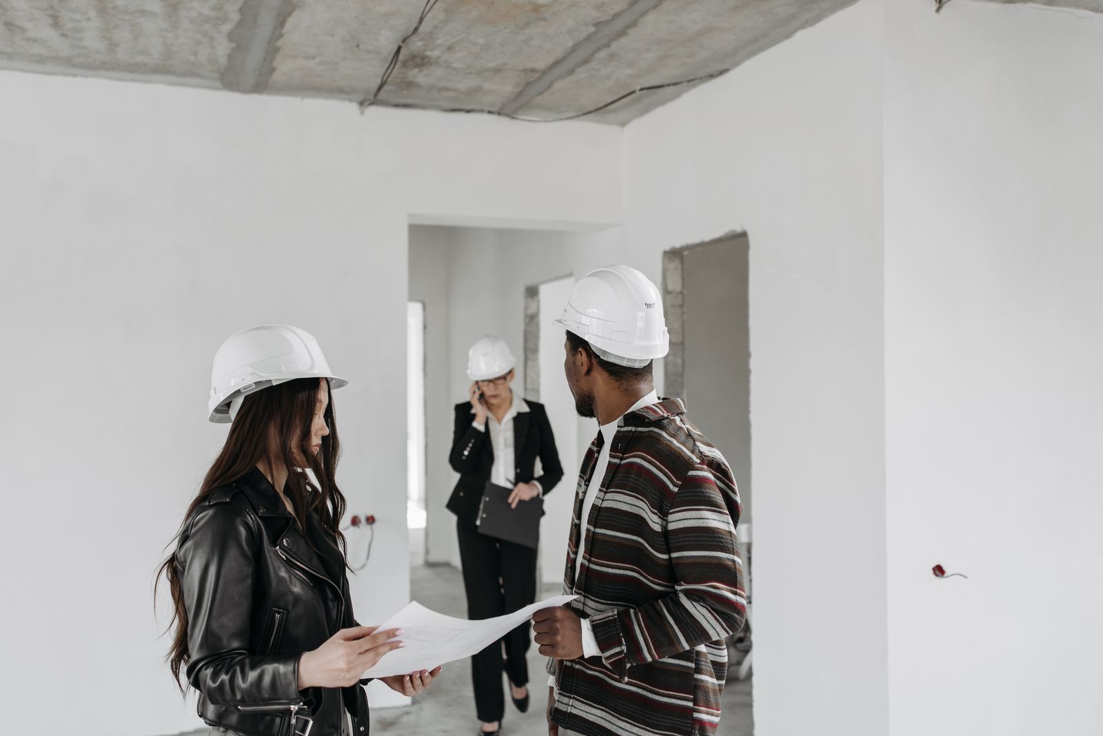 Buildwell estimator measuring a room during a site visit